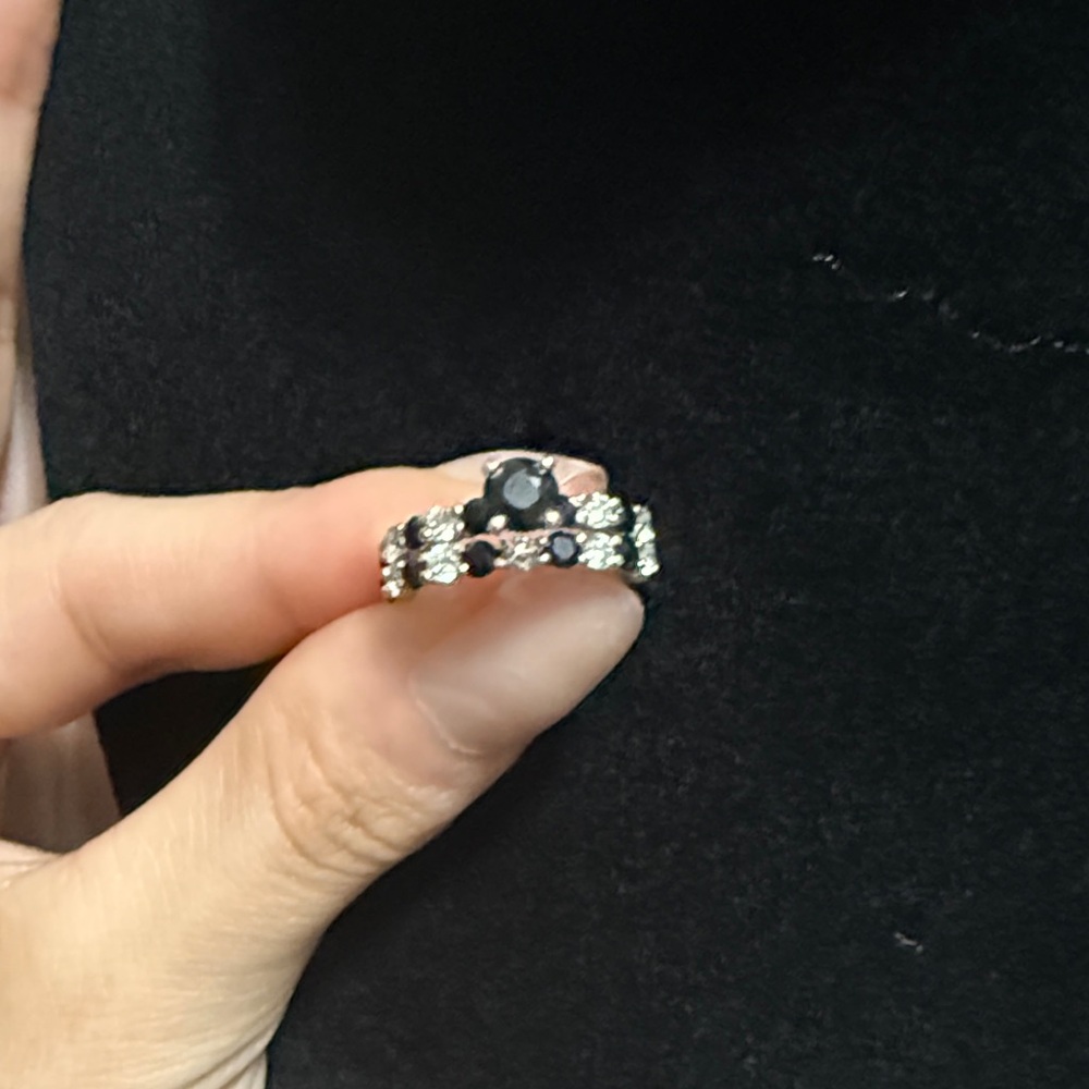 Elegant Black and Silver Ring - Picture 4 of 4